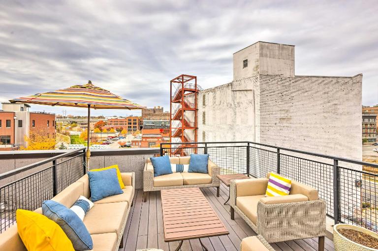 Downtown Condo w/ Rooftop Patio & City Views! - B&B Omaha