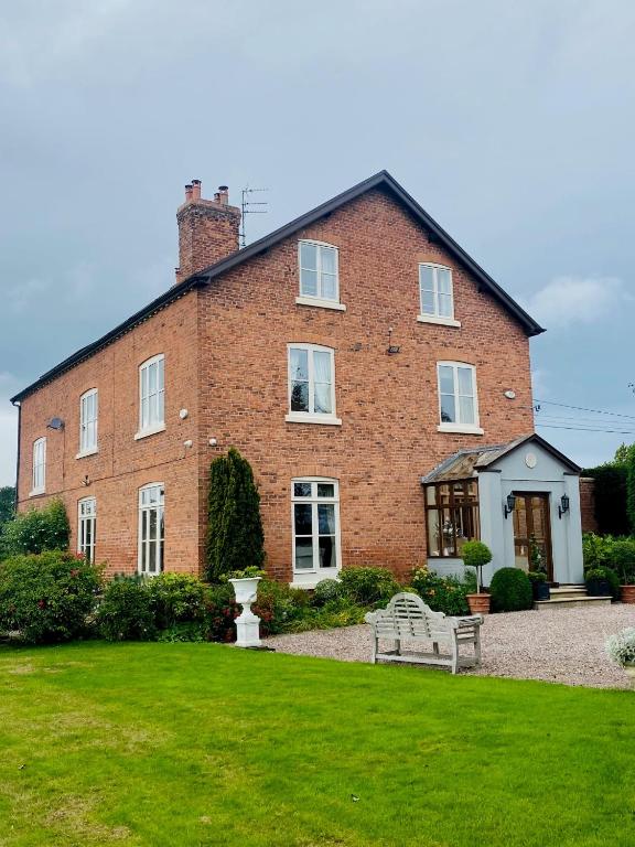 Golborne Manor Bed and Breakfast - Bed and Breakfast Chester