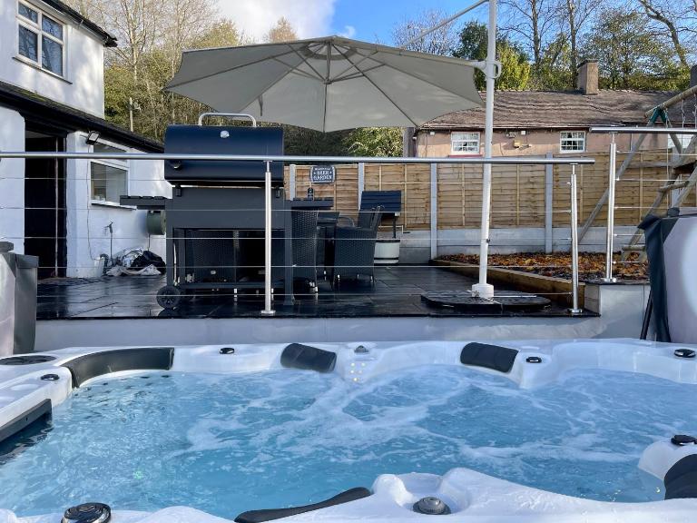 Tollgate House - Luxury Cozy Cottage - HUGE Hot Tub - Alton Towers - B&B Cheadle