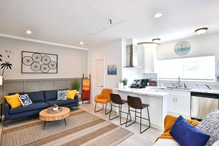 King Garden Suite - 10 mins to Beach and LAX - Bed and Breakfast Gardena