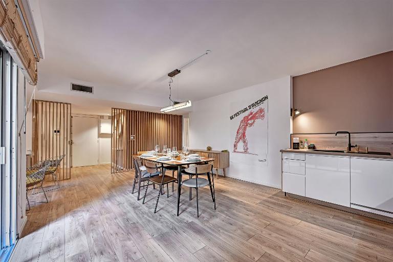 Aux MARCHES DU PALAIS - AC CLIM - SPACIEUX - TERRASSE - WIFI - Bed and Breakfast Avignon