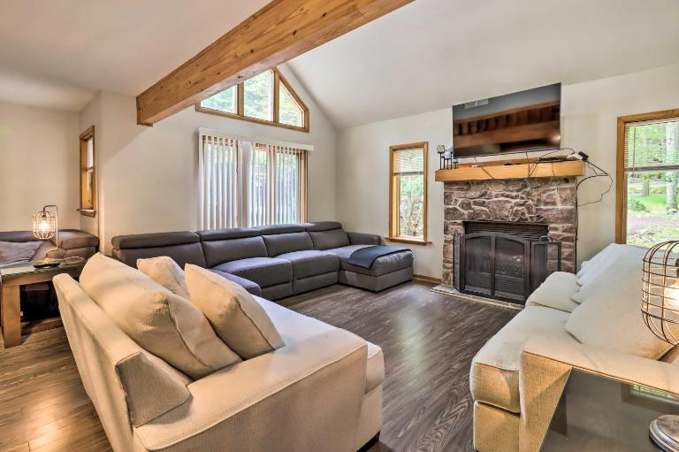 Hot Tub + Game Room: Peaceful Poconos Home! - B&B Lake Harmony