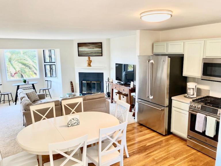 Modern & Cozy Gem ~ Walk to the Beach ~ Queen Beds - B&B Carpintería