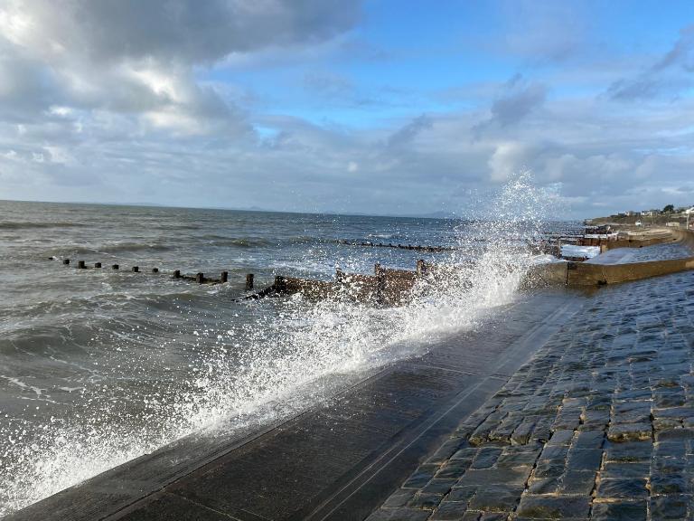 Stunning Pet-Friendly Home with Hot Tub less than one minute walk from Barmouth Beach - B&B Barmouth