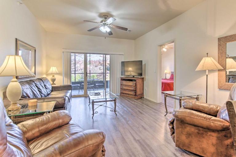 Cozy Condo w/ Nature Views: Branson Getaway - Bed and Breakfast Branson West