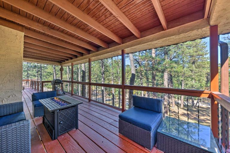 All-Season Alto Getaway w/ Fire Pit & Deck! - Ferienwohnung Alto