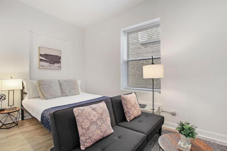 Studio Apt with Laundry, Near Shops! - Montrose Studio rep - B&B Chicago