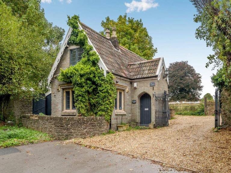 2 bedroom cosy cottage with hot tub in hambrook close to Bristol City Centre - B&B Bristol