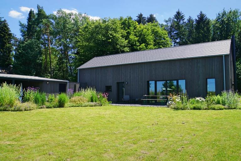 Wäller Haus - Modern villa with fireplace & large natural garden - Chambres d'hôtes Breitscheid