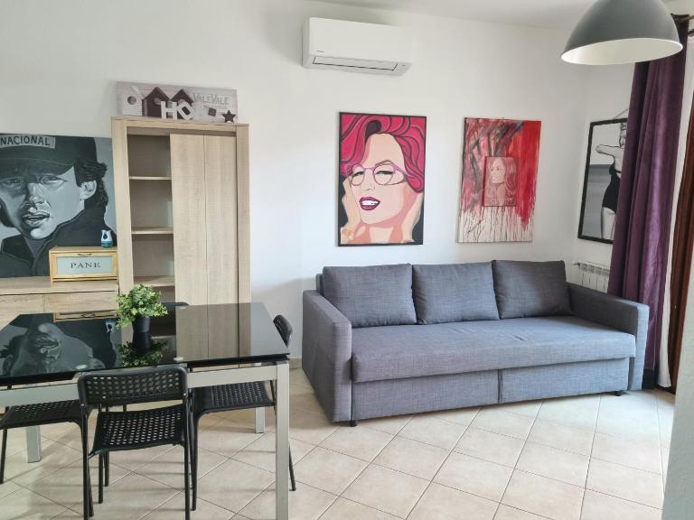 ValeValeHome - home gallery with fully equipped kitchen, reserved parking, big garden - Bed and Breakfast Olbia
