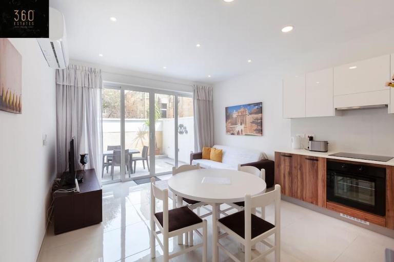Comfy APT with Terrace, 5 mins to Sliema Ferries by 360 Estates - Bed and Breakfast Gżira