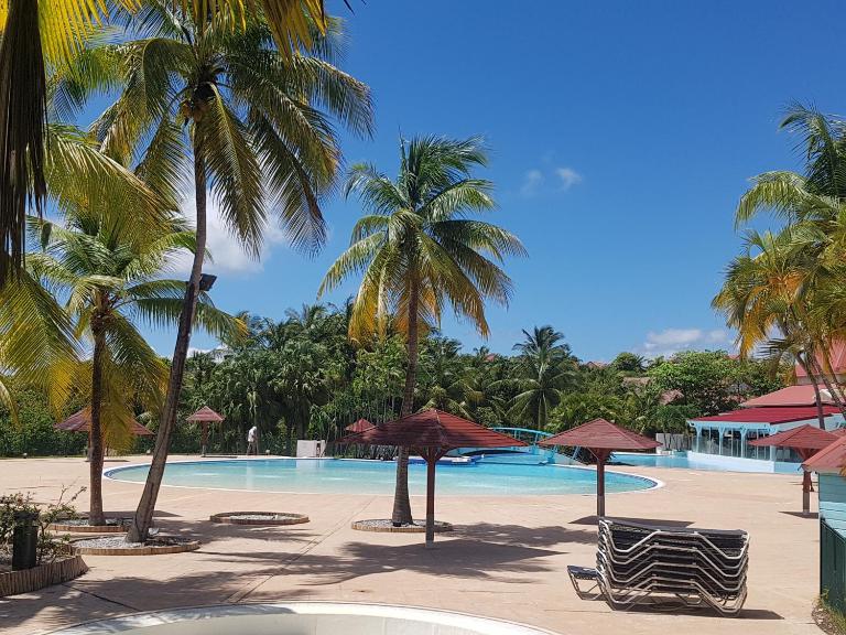 Caraïbes Apparts Resorts-Village vacance piscine 4 étoiles-Accès direct mer - Bed and Breakfast Sainte-Anne