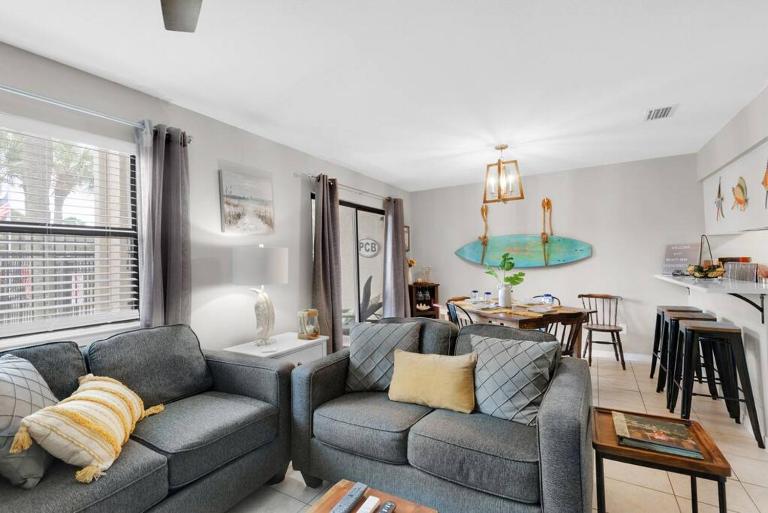 Renovated Ocean Escape Condo-11 pools-community beachhouse bar - Bed and Breakfast Panama City Beach