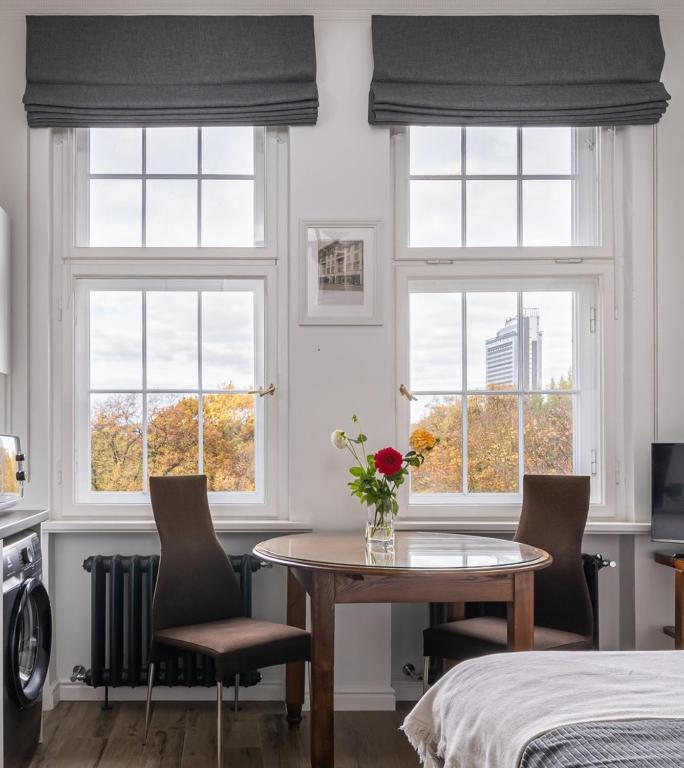 Library House "Bibliotekas nams" - Apartment with Park View - B&B Riga