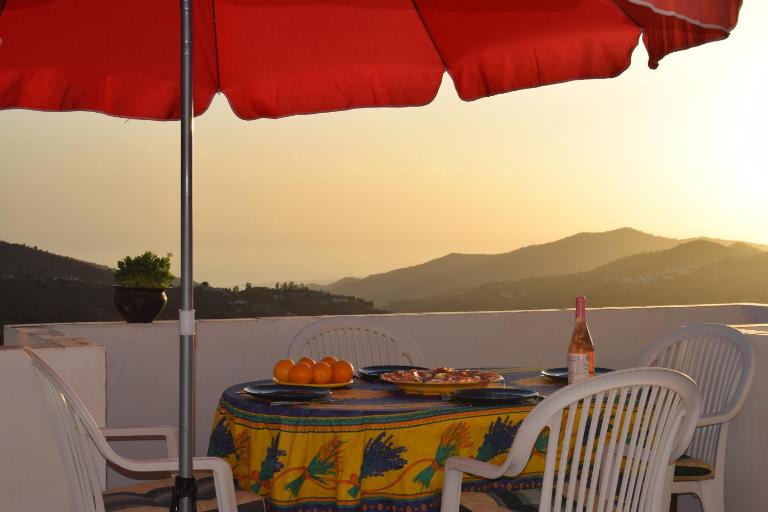 Casa Marlo, Spacious House in the Lively Centre of Cómpeta - Bed and Breakfast Cómpeta