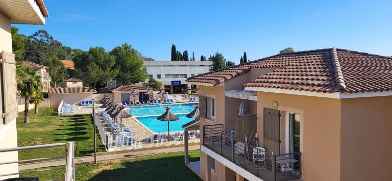 Studio Résidence 3 étoiles Odalys Les Océanides Piscine Plage Argentière parking boite à clé - B&B La Londe-les-Maures