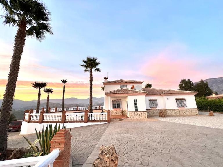 CasaBlanca Villa Rural con piscina y barbacoa - Bed and Breakfast Viñuela