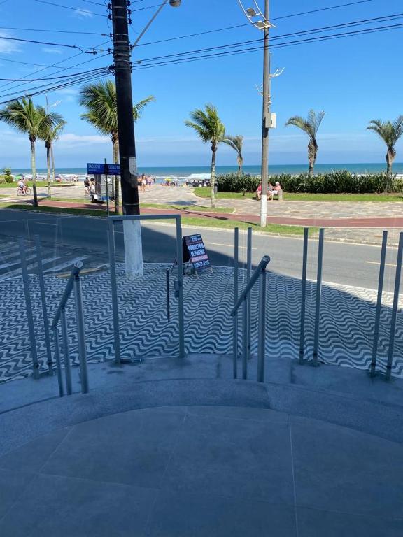 Apartamento Praia Grande, Pé na areia, vista ao mar, próximo a feira de artesanato caiçara. - B&B Praia Grande