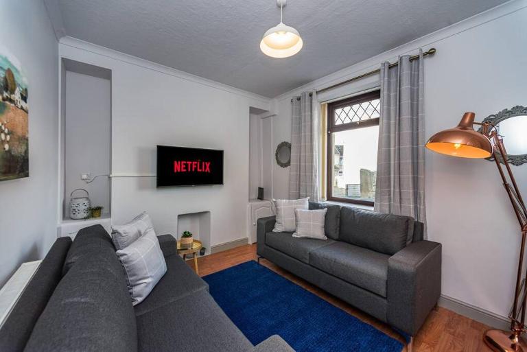 Spacious 5BR Home with Parking - B&B Llanelli
