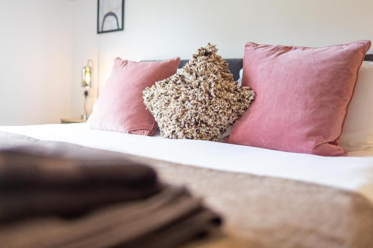 Maltings House Cosy and Stylish 2 bedroom flat near the city centre with free parking and ensuite rooms - B&B Carlisle
