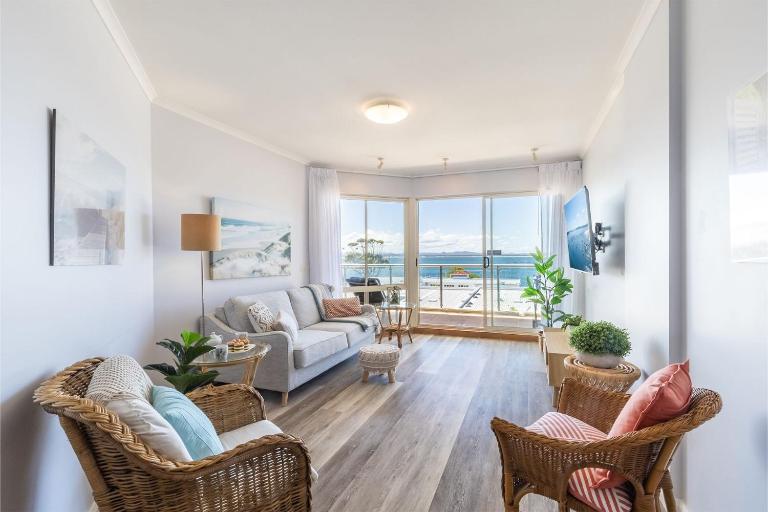 203 The Breakwater 2 Messines St magical unit with lift pool views and aircon - B&B Shallow Bay