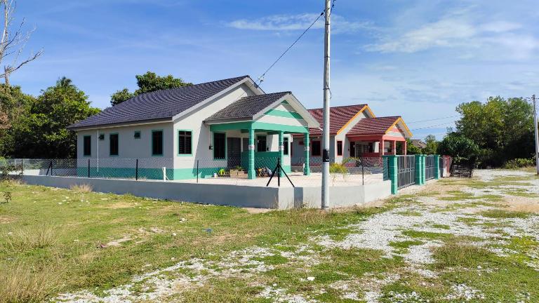 Homestay Pekan Pahang Semi D berWifi - B&B Pekan
