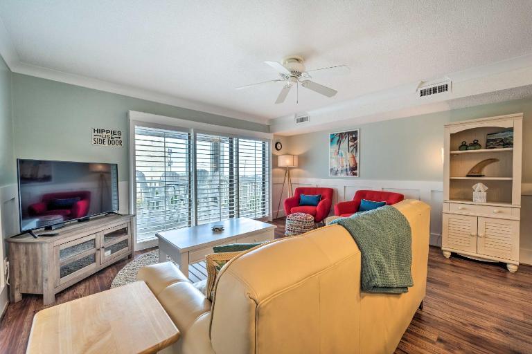 Bright Carolina Beach Condo - Walk to Shore! - Bed and Breakfast Carolina Beach