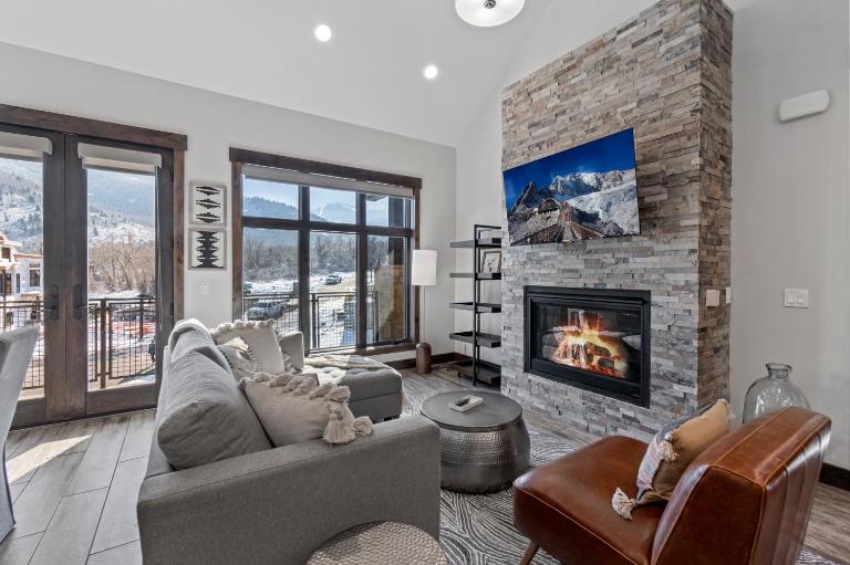 Blackstone luxury 3BR on golf course, outdoor swimming pool and clubhouse, walk to hiking trails - B&B Park City