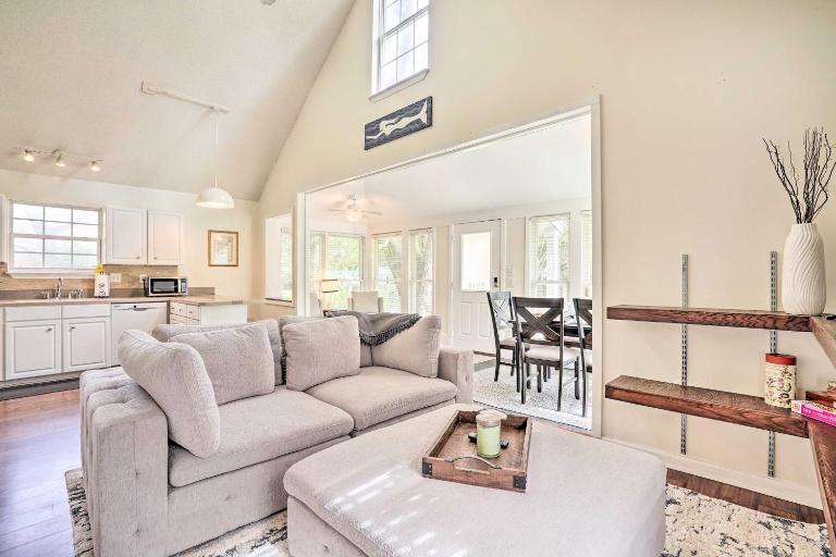 Cozy Home w/ Yard ~ 9 Mi to Dtwn Charleston! - Chambres d'hôtes Charleston