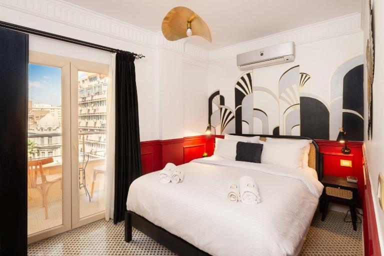 The Red-Hot Retro 2BDR Apt Cairo's Downtown - Bed and Breakfast Caïro