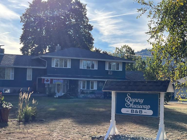 Sunny Shuswap B&B - B&B Chase