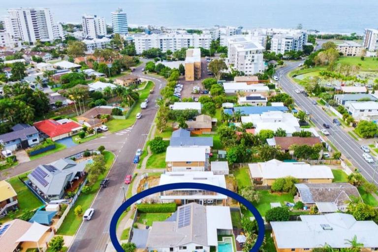 Walk to Beach, Swim in Pool Self Contained Home sleeping 7 - B&B Alexandra Headland