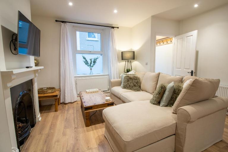 Stylish and Modern Town Centre End-of Terrace Home - B&B Newton Abbot