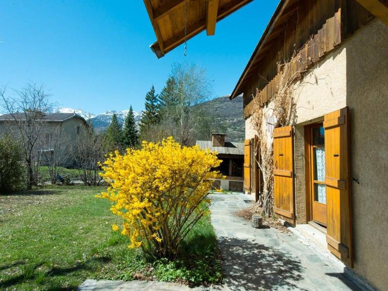 Grande villa familiale à Briançon, 6 pièces, 14 pers., jardin, terrasse, parking couvert et wifi - FR-1-330C-71 - Bed and Breakfast Briançon