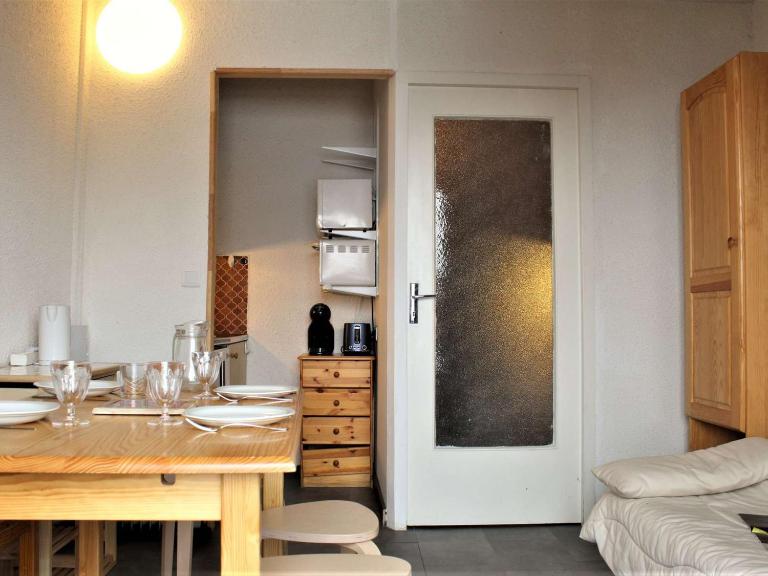 Studio cabine au pied des pistes, 4 couchages, plein centre, balcon exposé Ouest, parking proche - FR-1-330-554 - B&B Risoul