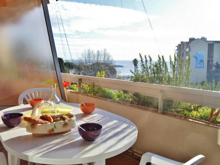 Le Lavandou : T2 avec 4 couchages, terrasse, parking en option, animaux admis - FR-1-251-212 - Chambres d'hôtes Le Lavandou