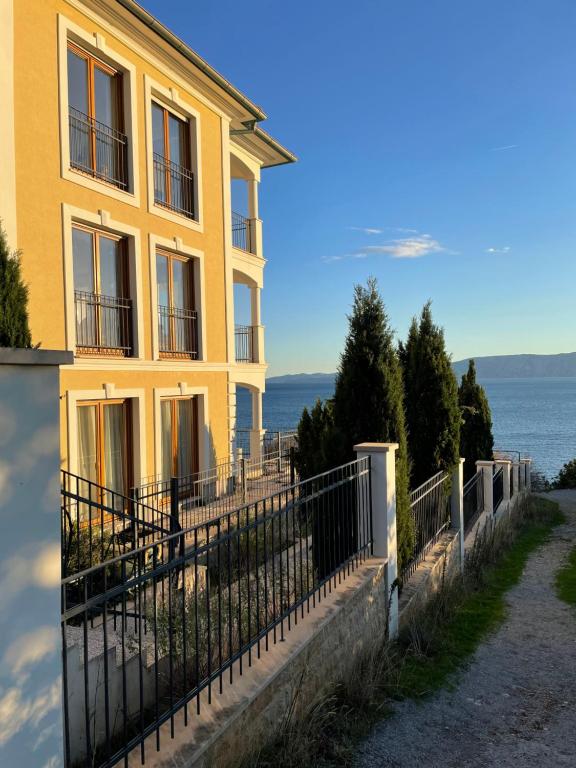 Großzügiges Appartement direkt am Meer mit eigenem Pool - Povile Suites - Bed and Breakfast Novi Vinodolski