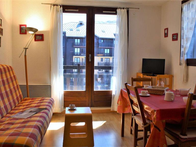 Appartement rénové 2 étoiles, pied de pistes, balcon sud, casier à ski - FR-1-330-218 - Ferienwohnung Risoul