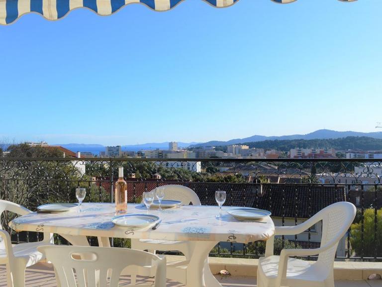 Charmant T3 avec terrasse et garage - Proche centre-ville - FR-1-251-25 - B&B Le Lavandou