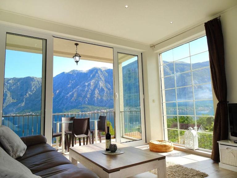 Bay of Kotor View Apartment with pool - B&B Prčanj