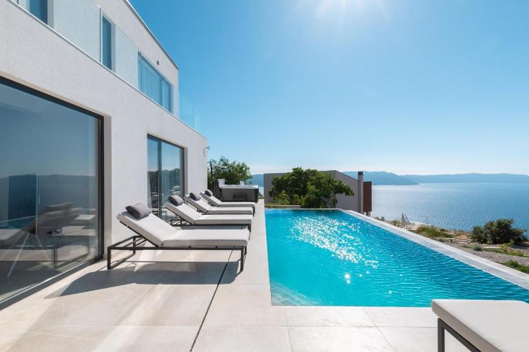Villa Aristea with sea view, jacuzzi and infinity pool - B&B Vicani