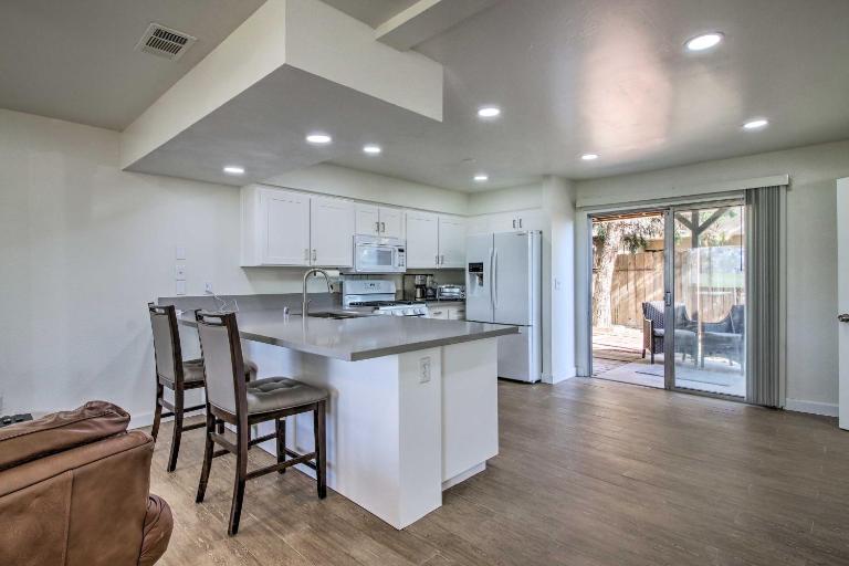 Comfy Bakersfield Townhome - Fire Pit & Patio - B&B Bakersfield