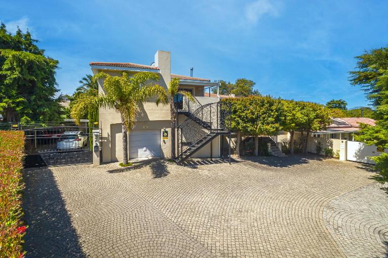 Irene Avenue Apartment with sea views - B&B Somerset West
