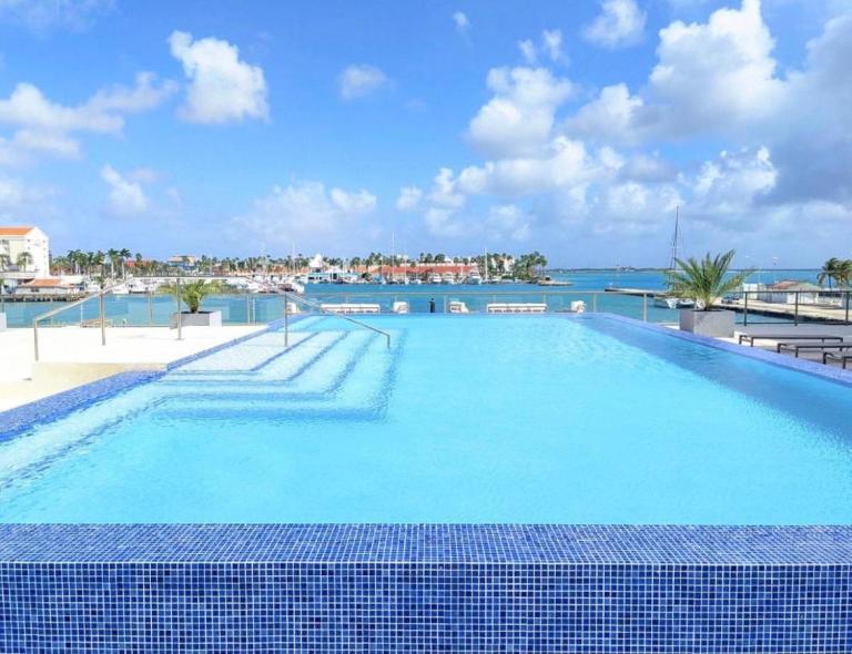 Stylish luxury condo, central location, ocean view, pool, gym - Ferienwohnung Oranjestad