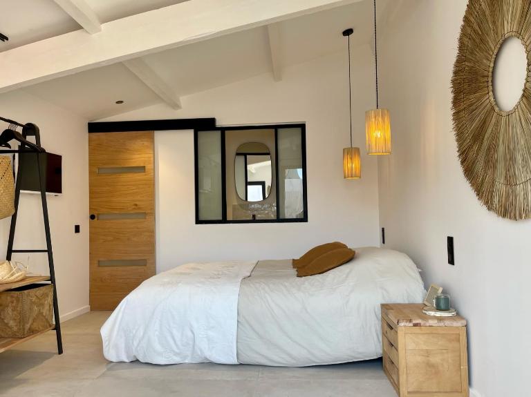 Grand studio rénové de style bohème chic, avec patio & au coeur du village - B&B Saint-Cyr-sur-Mer