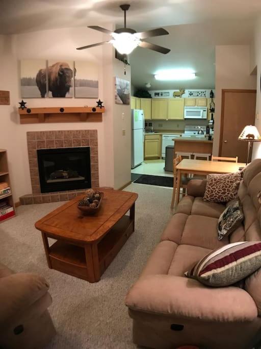 Cozy 2 BR Mountain View - walk to resort - B&B Big Sky