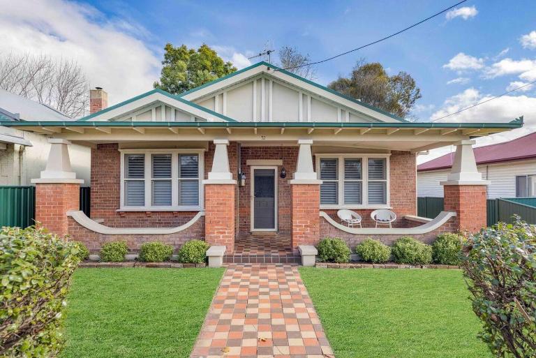 Currawong Bungalow - An Idyllic Group Stay in Town - B&B Mudgee