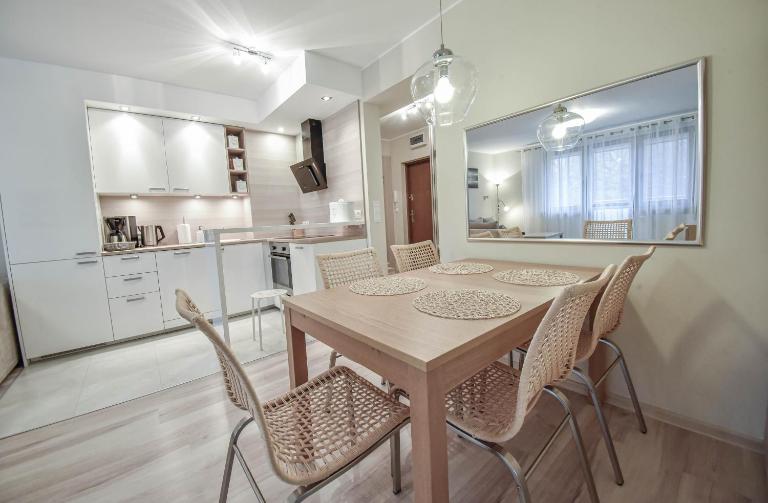 Apartamenty na Wyspie - Zdrojowa 18 - Apartament z sypialnią - Parking - B&B Świnoujście