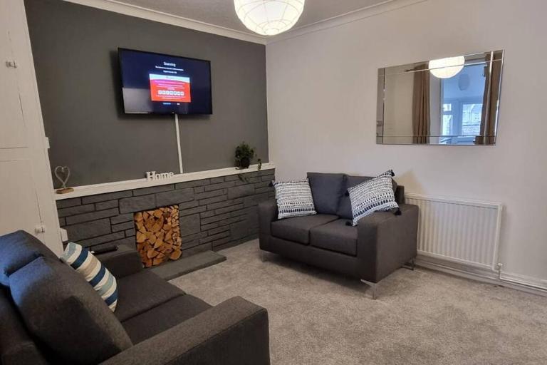 Spacious 4BR Home Near Beach - Bed and Breakfast Port Talbot