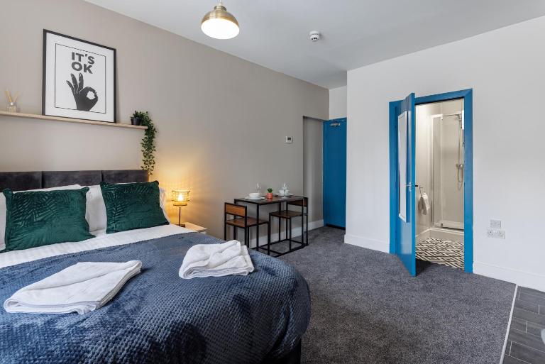 City Centre Studio 1 with Kitchenette, Free Wifi and Smart TV with Netflix by Yoko Property - B&B Middlesbrough